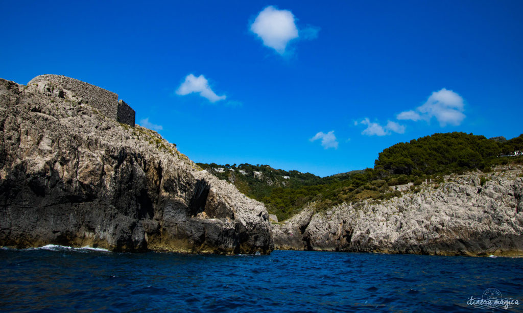 Capri est la perle du golfe de Naples. Tout voyage en Italie du Sud doit passer par cette île de rêve, entre Méditerranée et jardins. Capri, la dolce vita !