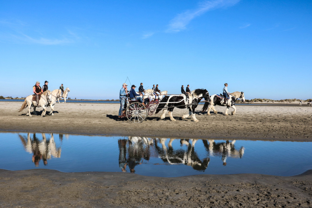 Spiegelbilder am Oststrand der Saintes Maries de la Mer.