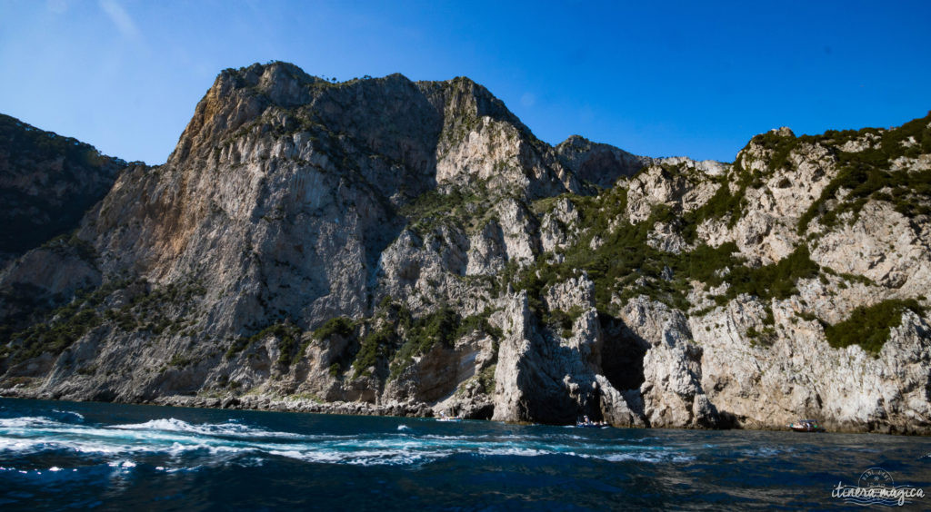 Capri est la perle du golfe de Naples. Tout voyage en Italie du Sud doit passer par cette île de rêve, entre Méditerranée et jardins. Capri, la dolce vita !