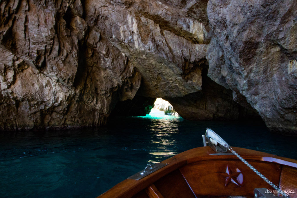 Capri est la perle du golfe de Naples. Tout voyage en Italie du Sud doit passer par cette île de rêve, entre Méditerranée et jardins. Capri, la dolce vita !