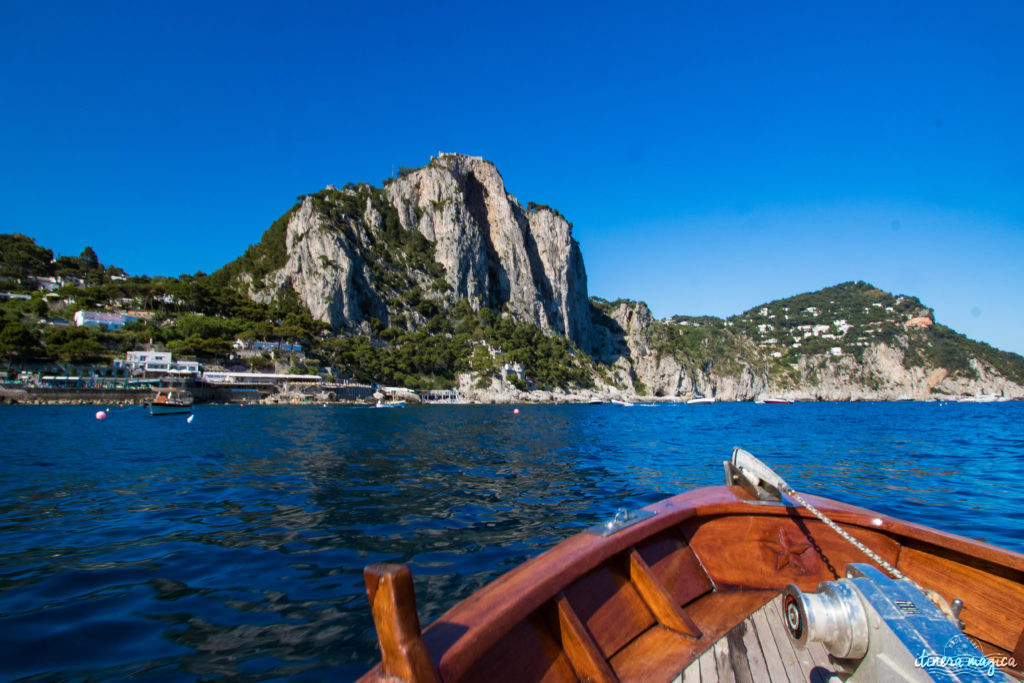 Capri est la perle du golfe de Naples. Tout voyage en Italie du Sud doit passer par cette île de rêve, entre Méditerranée et jardins. Capri, la dolce vita !