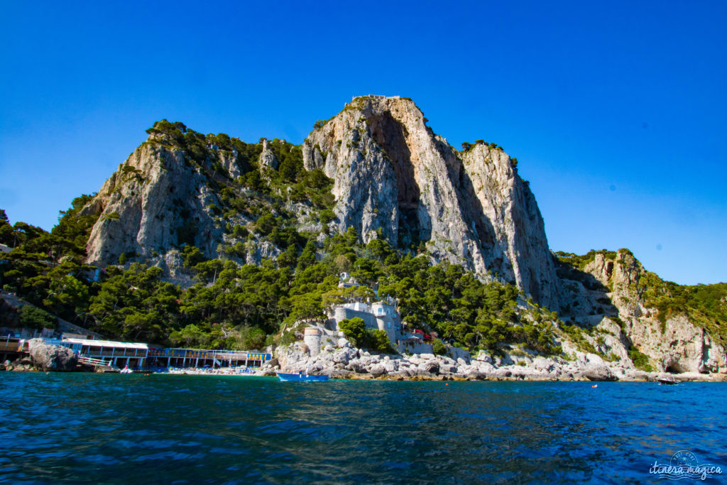 Capri est la perle du golfe de Naples. Tout voyage en Italie du Sud doit passer par cette île de rêve, entre Méditerranée et jardins. Capri, la dolce vita !