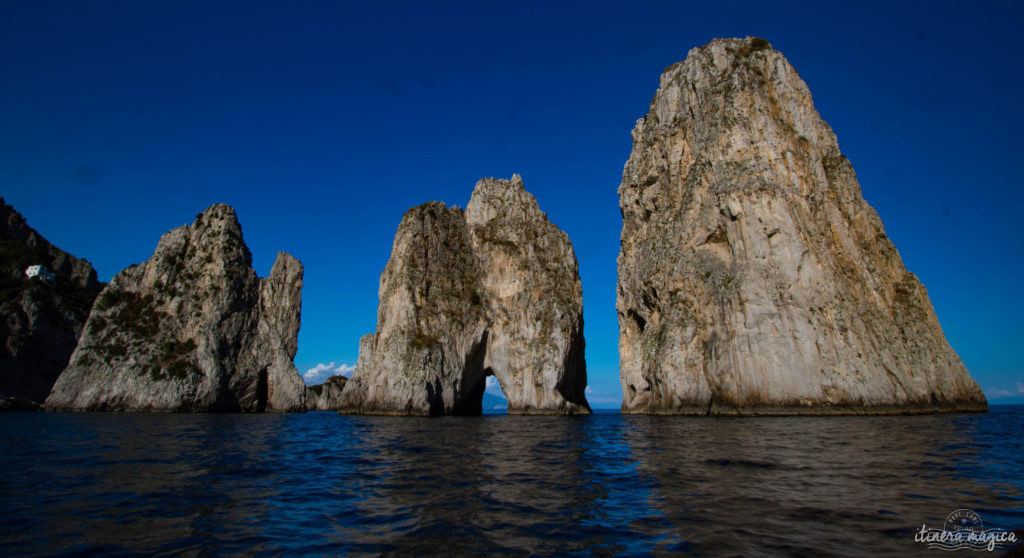 Capri est la perle du golfe de Naples. Tout voyage en Italie du Sud doit passer par cette île de rêve, entre Méditerranée et jardins. Capri, la dolce vita !