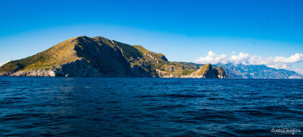 Sorrente, Amalfi, Positano : au sud de Naples court une des plus belles côtes du monde. Voyage en bord de la mer étincelante, à flanc de falaise, au coeur des villages couverts de fleurs.