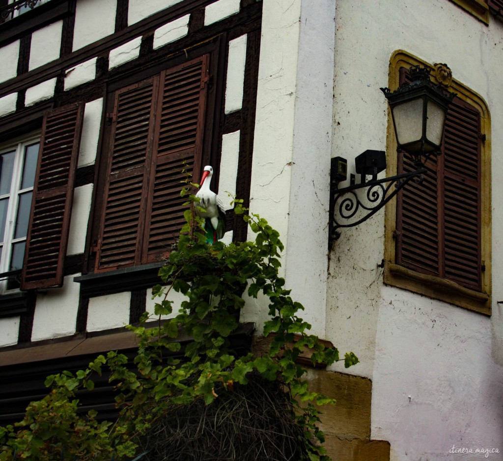 Künstlicher Storch an der Fasanenbrücke in Straßburg.