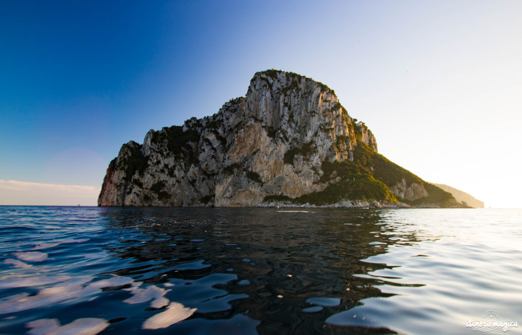 Capri est la perle du golfe de Naples. Tout voyage en Italie du Sud doit passer par cette île de rêve, entre Méditerranée et jardins. Capri, la dolce vita !