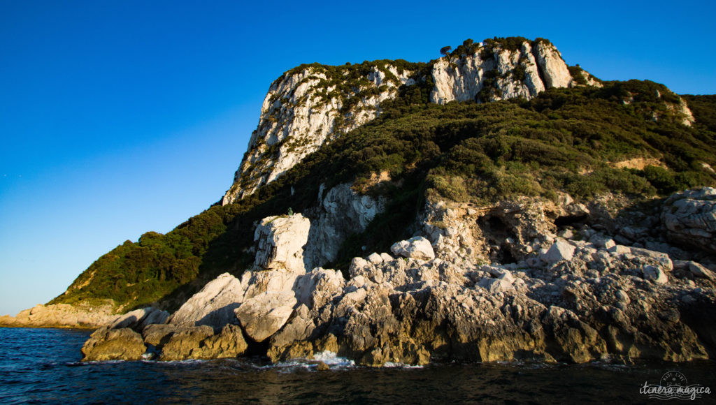 Capri est la perle du golfe de Naples. Tout voyage en Italie du Sud doit passer par cette île de rêve, entre Méditerranée et jardins. Capri, la dolce vita !