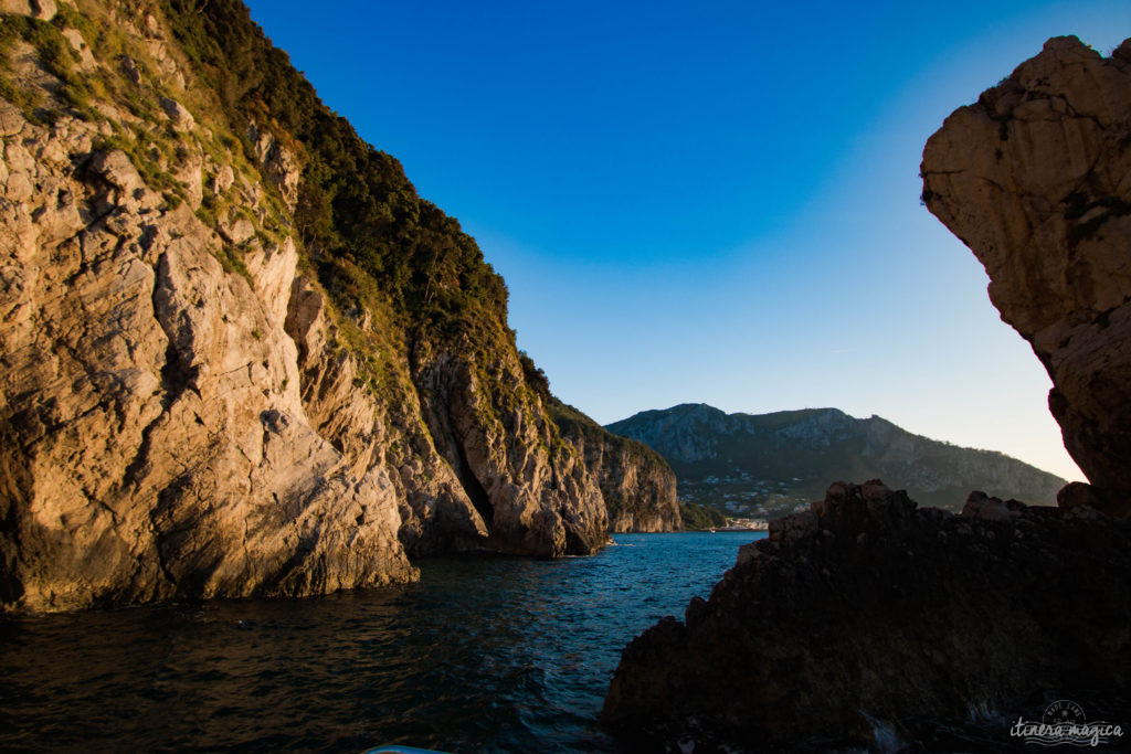 Capri est la perle du golfe de Naples. Tout voyage en Italie du Sud doit passer par cette île de rêve, entre Méditerranée et jardins. Capri, la dolce vita !