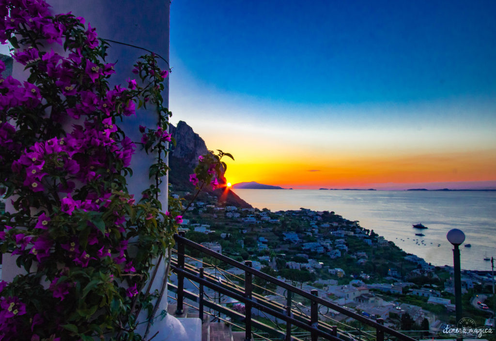 Capri est la perle du golfe de Naples. Tout voyage en Italie du Sud doit passer par cette île de rêve, entre Méditerranée et jardins. Capri, la dolce vita !