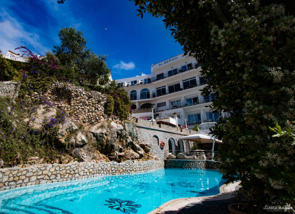 Capri est la perle du golfe de Naples. Tout voyage en Italie du Sud doit passer par cette île de rêve, entre Méditerranée et jardins. Capri, la dolce vita !