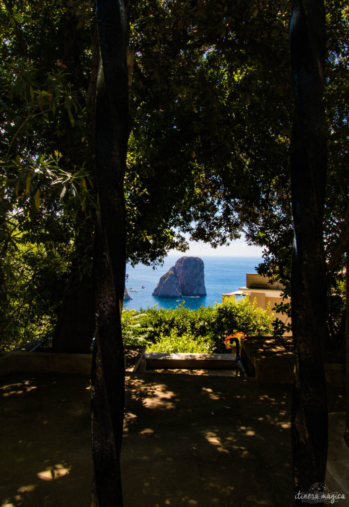 Capri est la perle du golfe de Naples. Tout voyage en Italie du Sud doit passer par cette île de rêve, entre Méditerranée et jardins. Capri, la dolce vita !