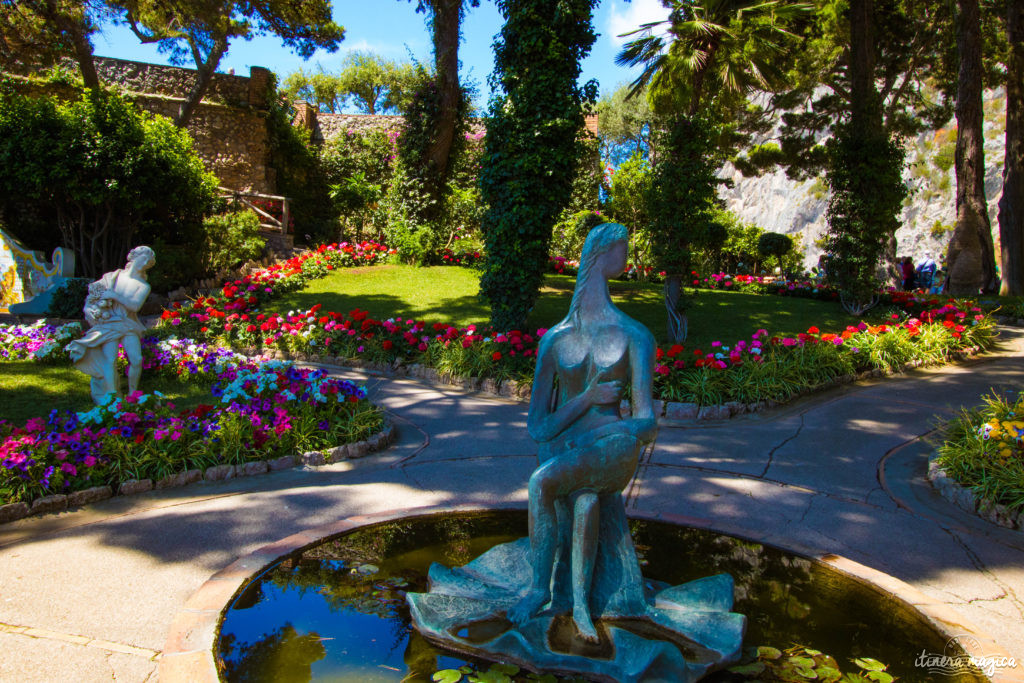 Capri est la perle du golfe de Naples. Tout voyage en Italie du Sud doit passer par cette île de rêve, entre Méditerranée et jardins. Capri, la dolce vita !