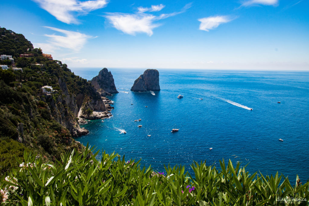 Capri est la perle du golfe de Naples. Tout voyage en Italie du Sud doit passer par cette île de rêve, entre Méditerranée et jardins. Capri, la dolce vita !