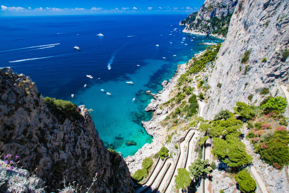 Capri est la perle du golfe de Naples. Tout voyage en Italie du Sud doit passer par cette île de rêve, entre Méditerranée et jardins. Capri, la dolce vita !