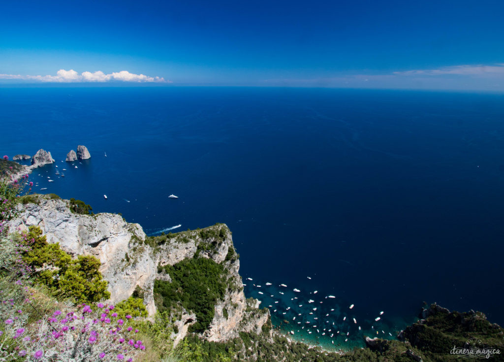 Capri est la perle du golfe de Naples. Tout voyage en Italie du Sud doit passer par cette île de rêve, entre Méditerranée et jardins. Capri, la dolce vita !