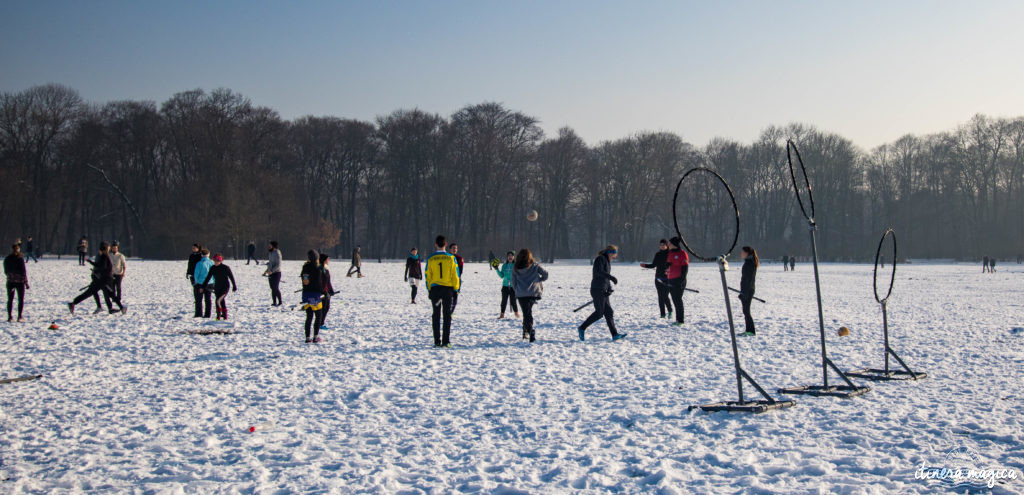 Quidditch à Munich. Des activités et expériences insolites autour de Munich et ailleurs en Bavière ? Tyrolière dans les Alpes, surf urbain à Munich, patinage sur lac gelé, Krampus, thermes d'Erding...