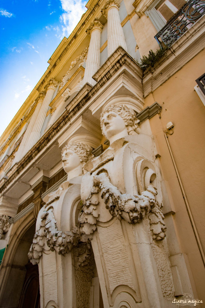 Sur les traces d'Alexis Godillot, découverte de Hyères au temps des villas et des grands hôtels, alors qu'on invente la Côte d'Azur. Jardins et fontaines, palmiers et histoires extravagantes.