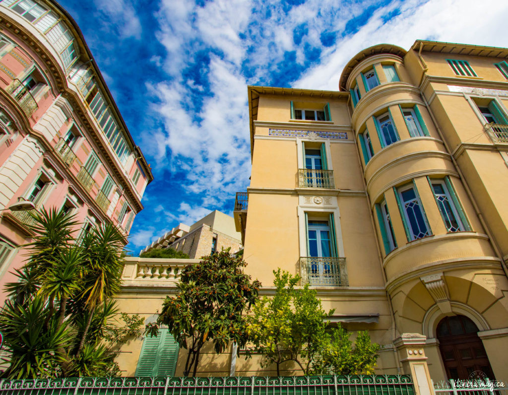 Sur les traces d'Alexis Godillot, découverte de Hyères au temps des villas et des grands hôtels, alors qu'on invente la Côte d'Azur. Jardins et fontaines, palmiers et histoires extravagantes.