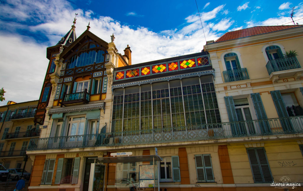 Sur les traces d'Alexis Godillot, découverte de Hyères au temps des villas et des grands hôtels, alors qu'on invente la Côte d'Azur. Jardins et fontaines, palmiers et histoires extravagantes.