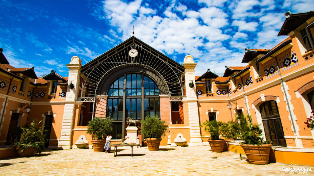 Sur les traces d'Alexis Godillot, découverte de Hyères au temps des villas et des grands hôtels, alors qu'on invente la Côte d'Azur. Jardins et fontaines, palmiers et histoires extravagantes.