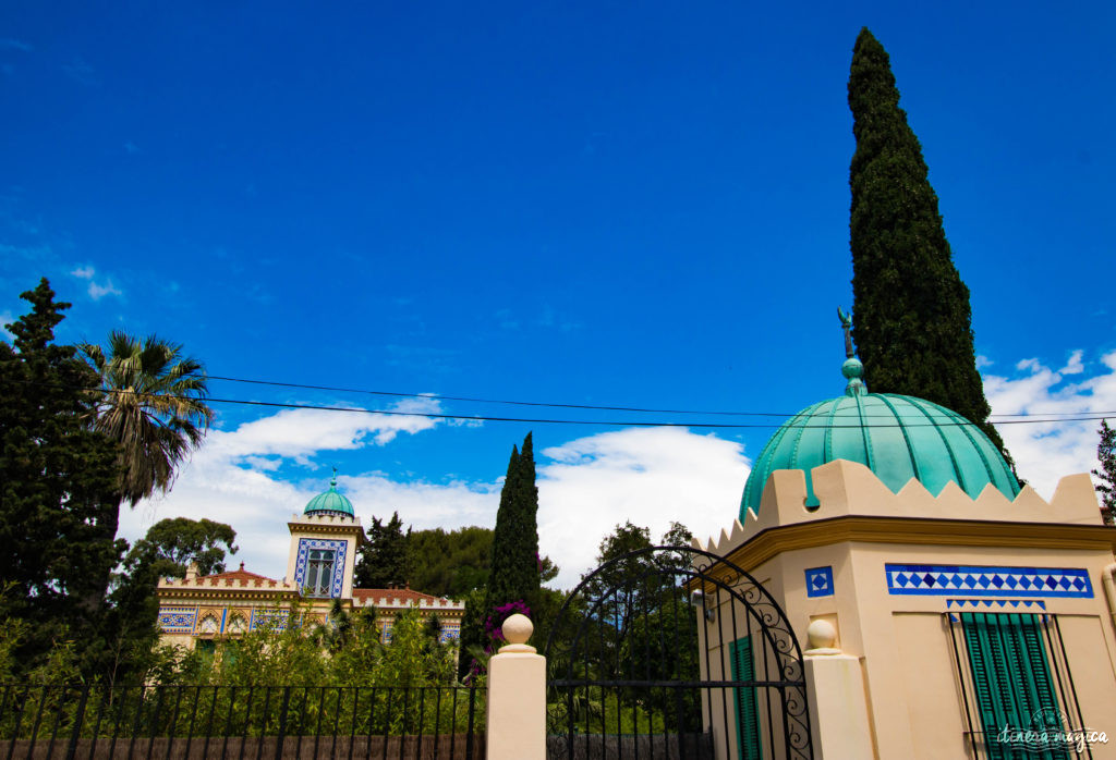 Sur les traces d'Alexis Godillot, découverte de Hyères au temps des villas et des grands hôtels, alors qu'on invente la Côte d'Azur. Jardins et fontaines, palmiers et histoires extravagantes.