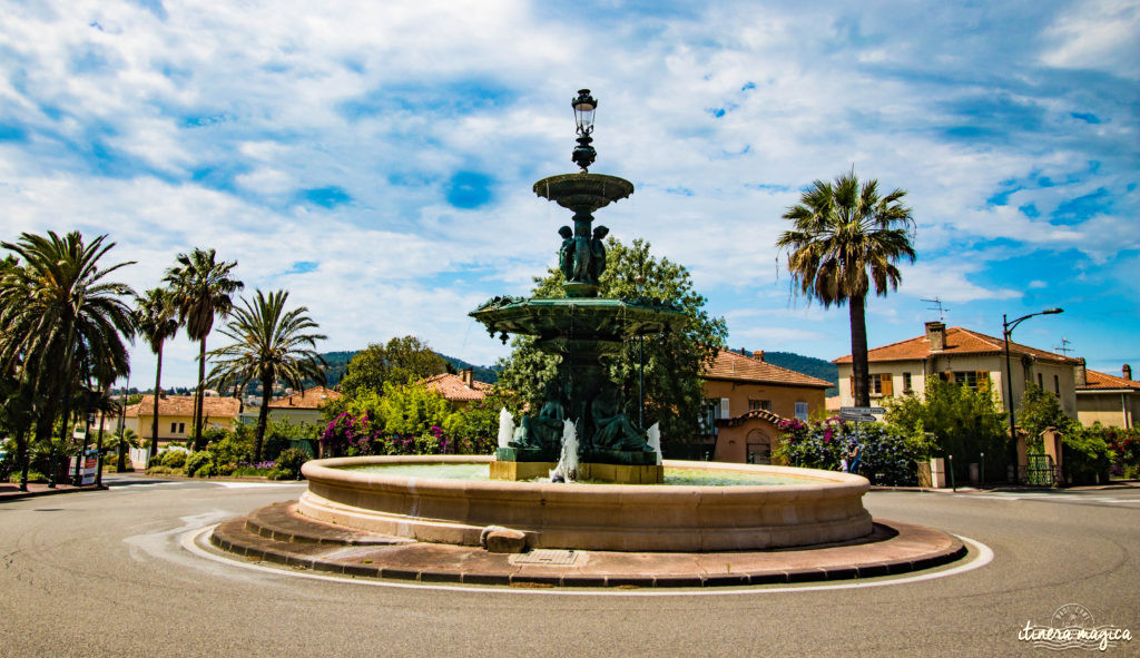 Sur les traces d'Alexis Godillot, découverte de Hyères au temps des villas et des grands hôtels, alors qu'on invente la Côte d'Azur. Jardins et fontaines, palmiers et histoires extravagantes.