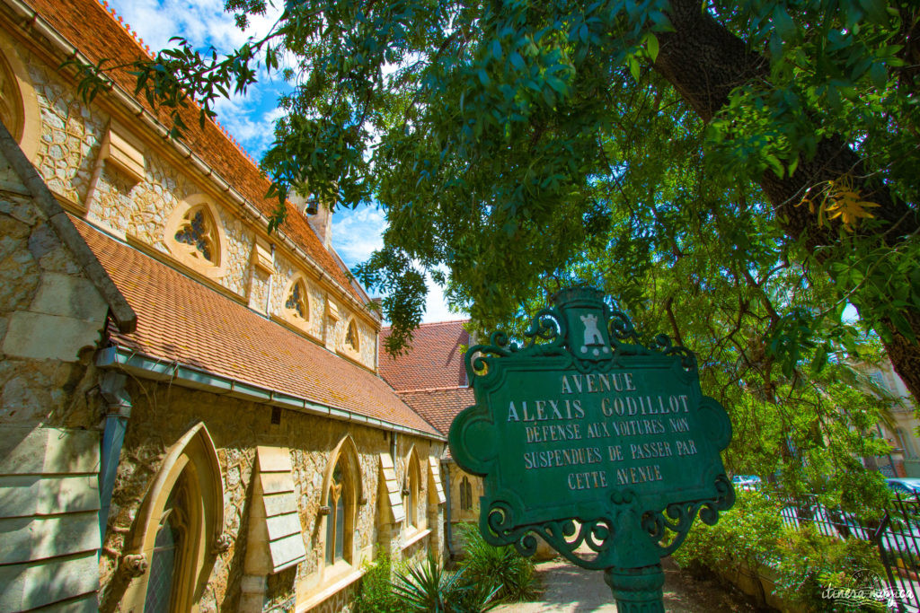 Sur les traces d'Alexis Godillot, découverte de Hyères au temps des villas et des grands hôtels, alors qu'on invente la Côte d'Azur. Jardins et fontaines, palmiers et histoires extravagantes.