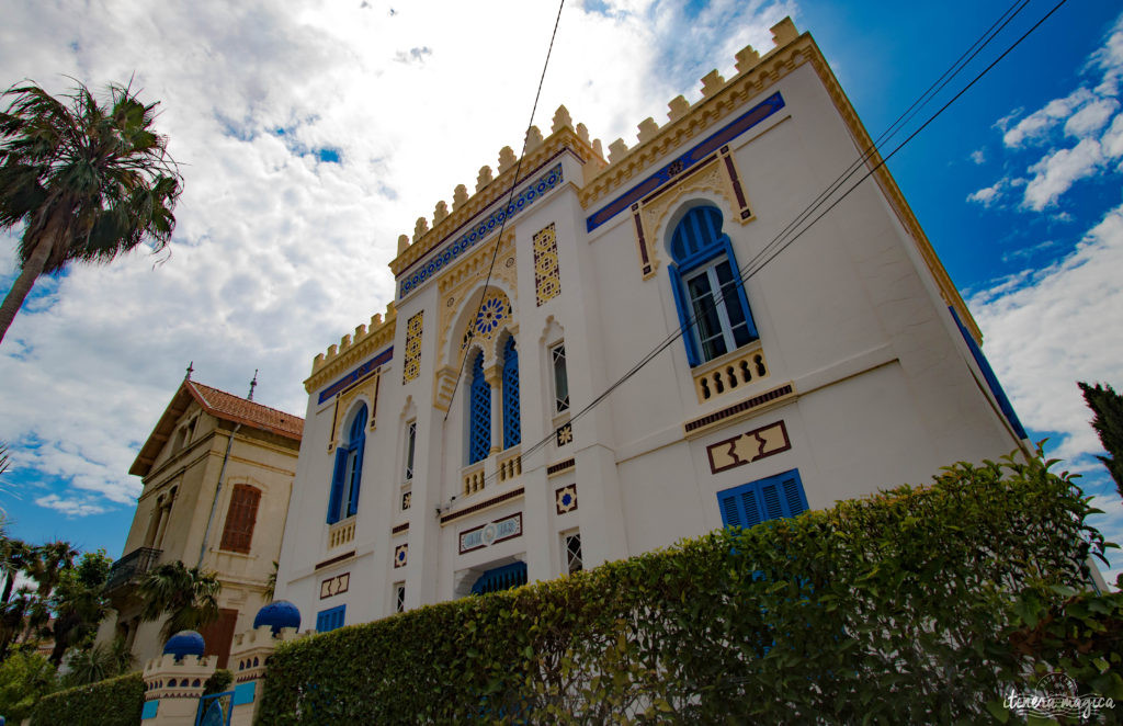 Sur les traces d'Alexis Godillot, découverte de Hyères au temps des villas et des grands hôtels, alors qu'on invente la Côte d'Azur. Jardins et fontaines, palmiers et histoires extravagantes.