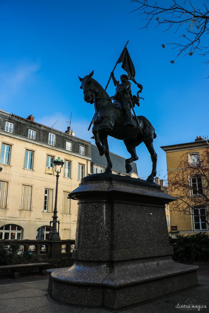 Statue de Jeanne d'Arc, dans le coeur de Nancy. Jeanne d'Arc est née à soixante kilomètres de Nancy, à Domrémy (aujourd'hui Domrémy-la-Pucelle), ville en plein conflit de loyauté entre le pouvoir temporel, lié à la France, et le pouvoir spirituel, lié au Saint Empire romain germanique. De l'équivoque des territoires liminaires émerge une des plus grandes figures de l'histoire de France... paradoxes lorrains.