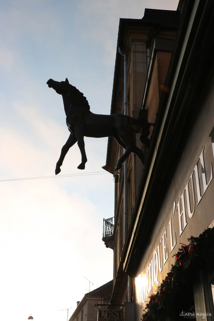 Une de mes boutiques préférées à Nancy : L'Huilier, et son cheval jaillissant de la façade.