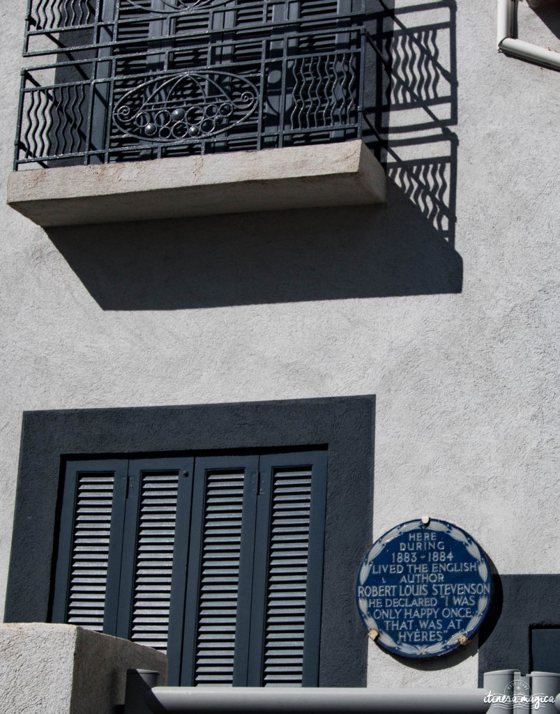 Sur les traces d'Alexis Godillot, découverte de Hyères au temps des villas et des grands hôtels, alors qu'on invente la Côte d'Azur. Jardins et fontaines, palmiers et histoires extravagantes.