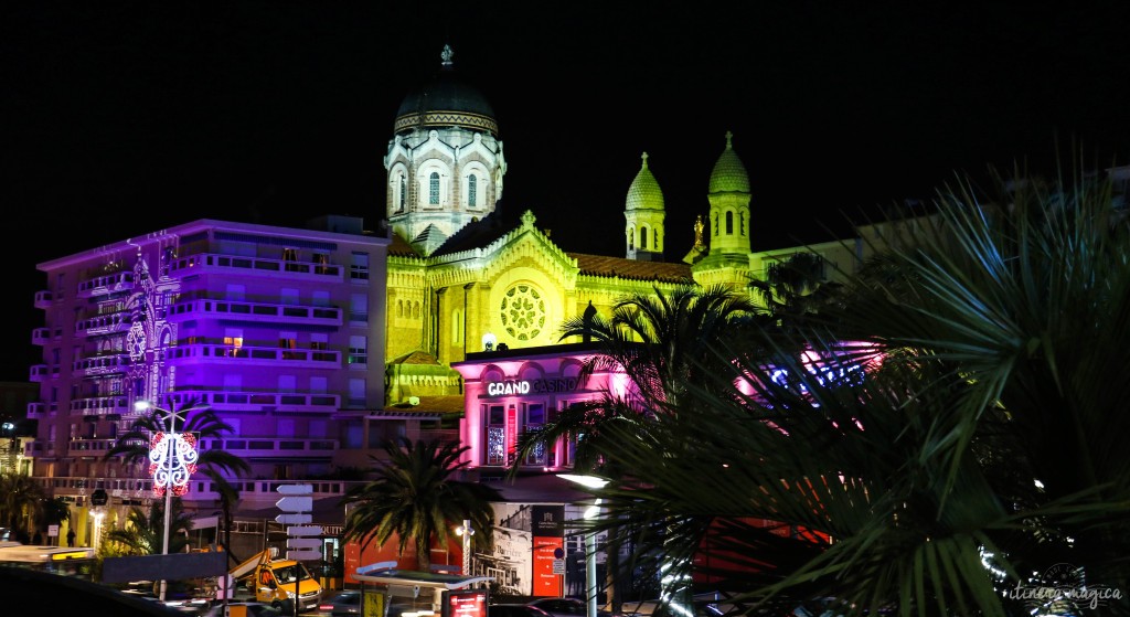 Le casino et le port illuminés, lors des fêtes de la lumière.