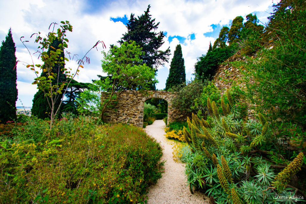 Sur les traces d'Alexis Godillot, découverte de Hyères au temps des villas et des grands hôtels, alors qu'on invente la Côte d'Azur. Jardins et fontaines, palmiers et histoires extravagantes.