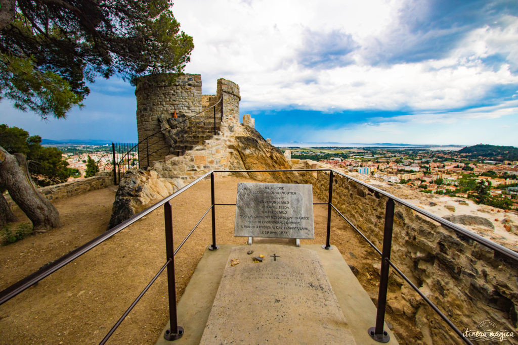 Sur les traces d'Alexis Godillot, découverte de Hyères au temps des villas et des grands hôtels, alors qu'on invente la Côte d'Azur. Jardins et fontaines, palmiers et histoires extravagantes.