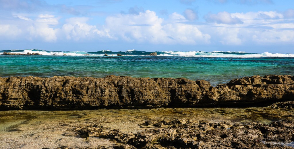 Frontière entre l'eau furieuse et les mares protégées par les récifs.