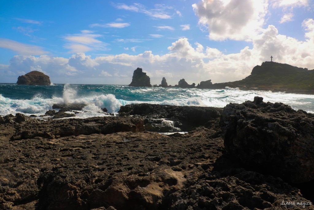 Rouleaux et mer tumultueuse à la pointe des Châteaux.