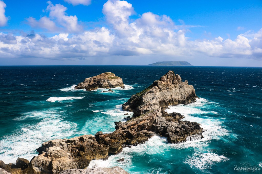 Vue surplombant la pointe des Châteaux. Au large, l'île de la Désirade.