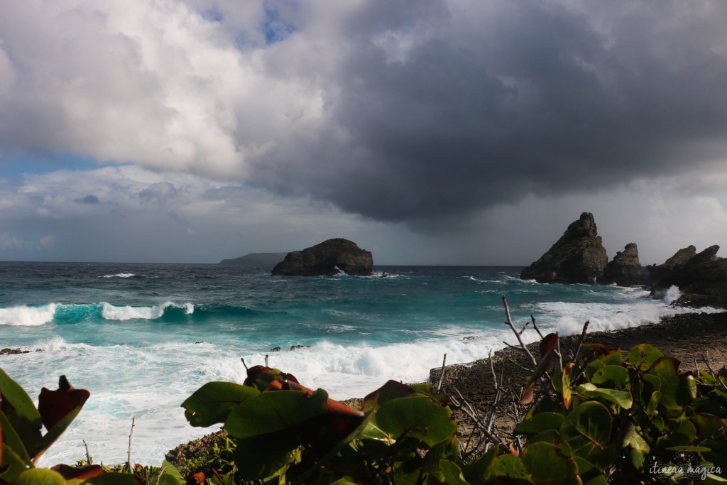 Pointe des châteaux à l'arrivée d'un nuage de pluie. Trente secondes après cette photo, une averse diluvienne s'ébattait. Trois minutes plus tard, le soleil était de retour. Les tropiques ont aussi l'extrême versatilité de la météo en commun avec la Bretagne...