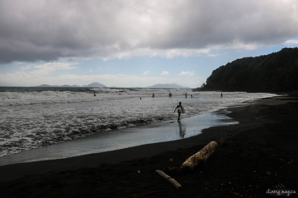 La plage de sable noir de Bananier.