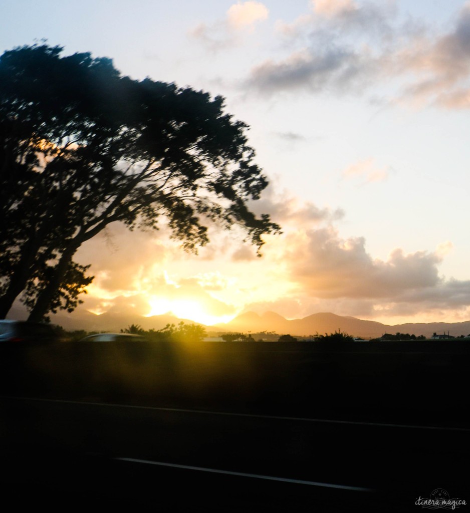 Crépuscule sur les monts de la Souffrière, capturé sur l'autoroute.