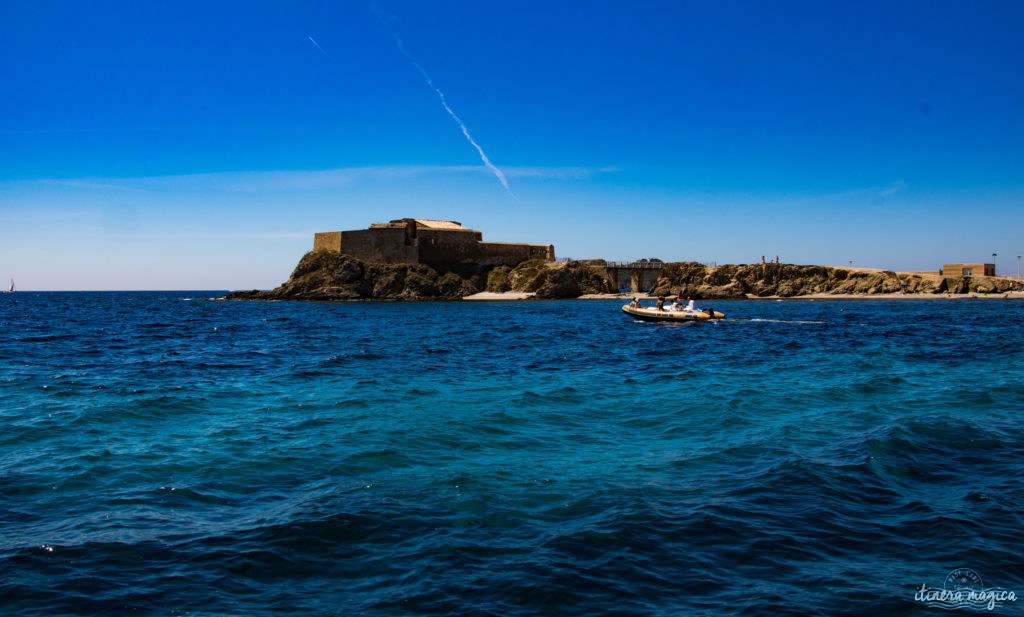 Venez découvrir la presqu'île de Giens : ses plages de rêve et ses calanques secrètes, ses marais salants, ses panoramas inoubliables, ses sports nautiques... le meilleur de la Côte d'Azur !