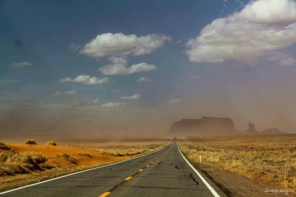 La route vers Monument Valley, en pleine tempête de sable.