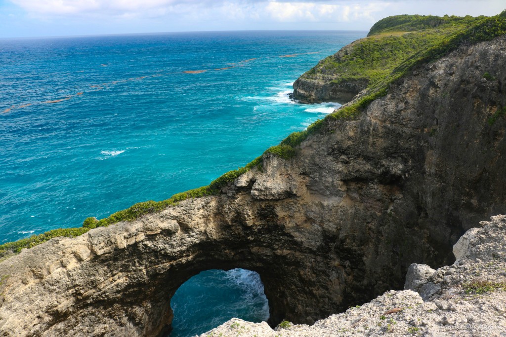 Gueule Grand Gouffre, arche qui se jette dans l'eau turquoise, une des nombreuses merveilles littorales de la Guadeloupe.