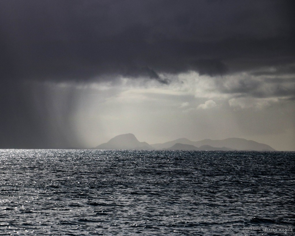 Un grain passe sur la mer.