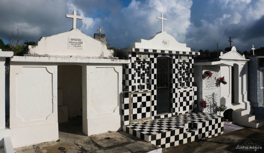 Cimetière guadeloupéen traditionnel, avec les mausolées en damier.