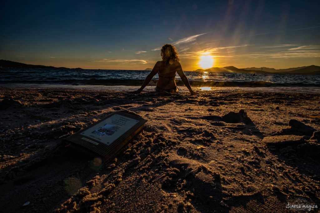 Itinera Magica - Blog de voyage 10 août, 07:42 · Quel est ce livre posé sur le sable de Hyères ? C'est "L'île au trésor", de Stevenson, l'histoire qui a bercé mes jeunes années et m'a fait rêver aux horizons lointains et aux aventures maritimes. Stevenson a séjourné à Hyères en 1883-84, et a écrit : "J'ai été heureux une fois dans ma vie, c'était à Hyères". Je suis heureuse d'être venue suivre ses traces dans cette ville que j'adore. Quand le soleil se couche sur la belle plage de l'Almanarre, l'or du trésor caché se révèle derrière les montagnes...