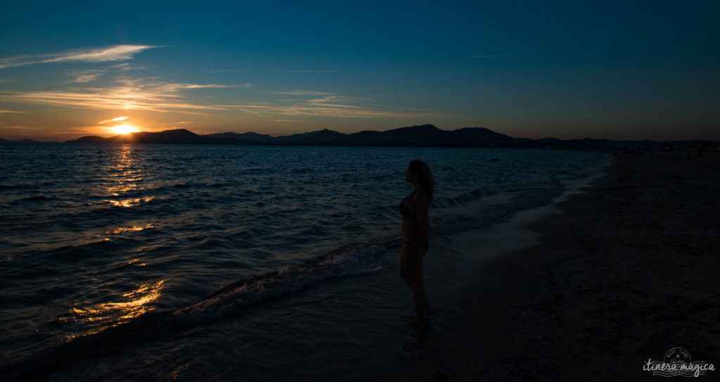 Quand la nuit tombe, Hyères est encore plus belle... Découvrez la ville du crépuscule à la nuit étoilée, dans les rues de la citadelle médiévale et au bord de l'eau.