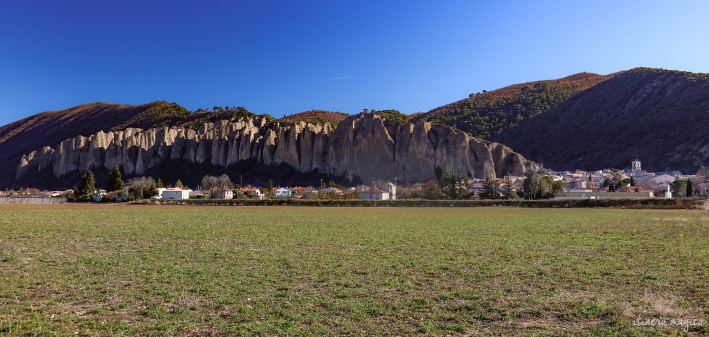 Le village des Mées, surplombé par les Pénitents.