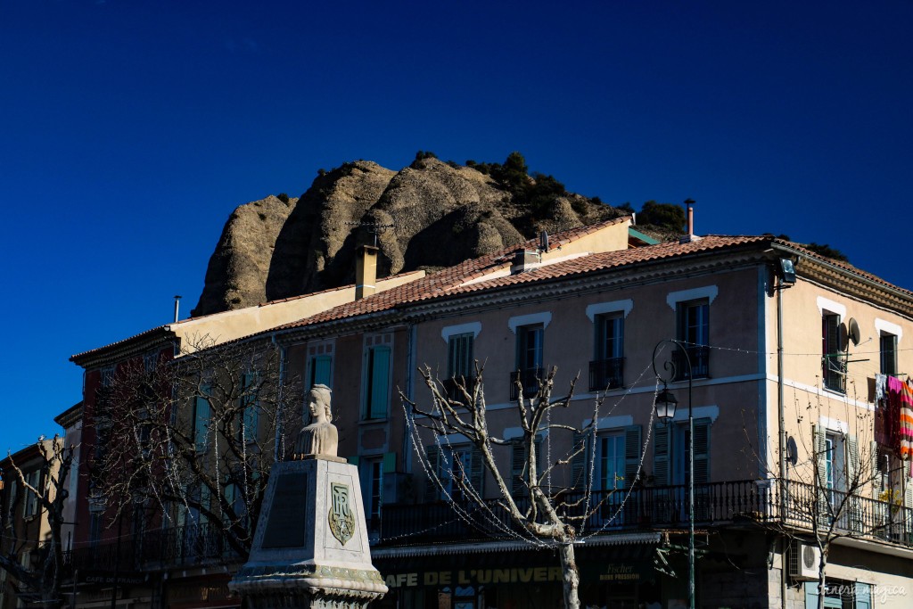 La silhouette monumentale des Pénitents se glisse derrière la place du village.