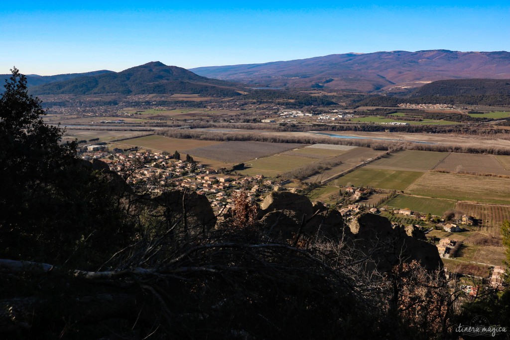 Les Mées vus d'en haut, depuis le sentier des Pénitents.